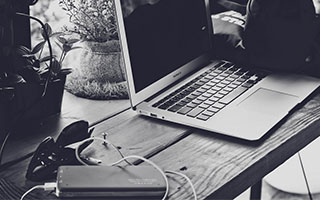 b体育app-马刺后场双枪组合初见锋芒，马刺双雄