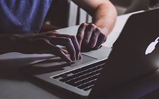 b体育app-马刺后场双枪组合初见锋芒，马刺双雄