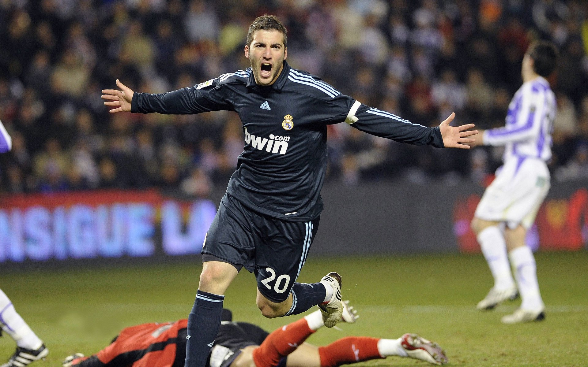 SPORTS-APP下载-五大联赛争四大战是否比争冠更为激烈，五大联赛还是四大联赛