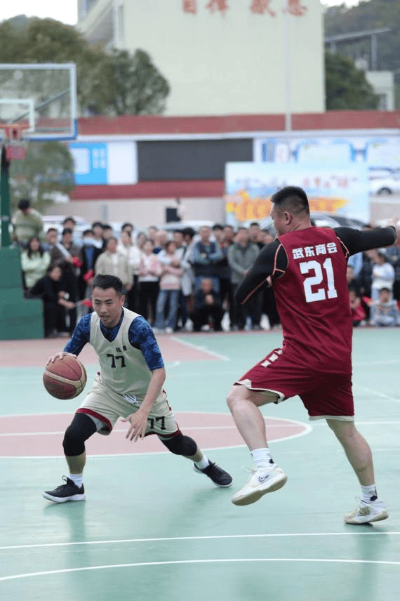 B体育官网：社区篮球赛掀起热潮，全民参与共享运动乐趣的简单介绍