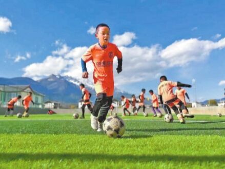 B体育APP:中国足球校园足球发展现状调研：普及与提高并重，构建人才金字塔的简单介绍