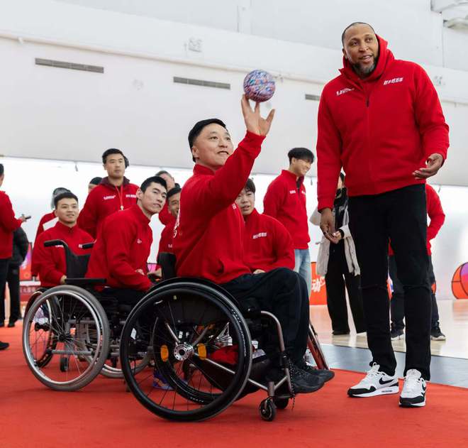 包含B体育官网：篮球球星的个人社交媒体：如何与球迷互动，传递正能量？的词条