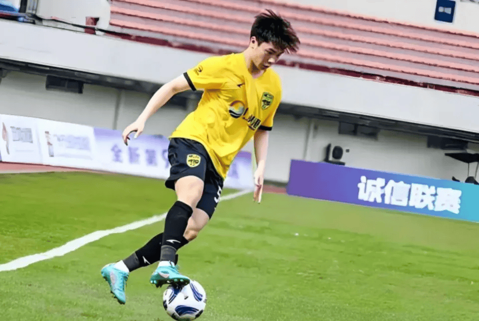 关于B体育APP:年轻球员郭田雨:在比赛中表现出色,获得教练和球迷认可的信息 关于B体育APP:年轻球员郭田雨:在比赛中表现出色,获得教练和球迷认可的信息